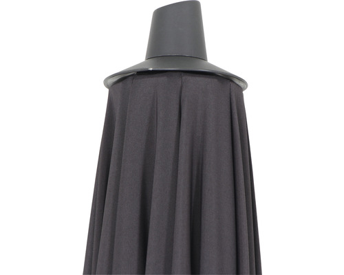 Vue détaillée d''un parasol de jardin avec revêtement en tissu et protection de mât.