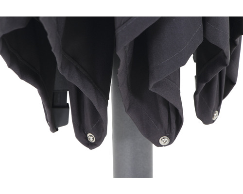 Vue détaillée d''un parasol avec revêtement en tissu et éléments métalliques