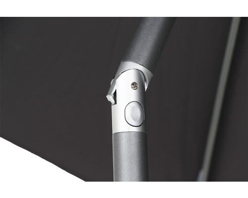 Gros plan d''un parasol avec armature argentée et revêtement gris.