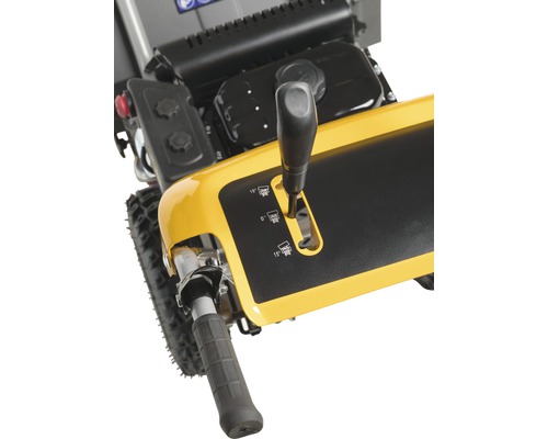 Detailaufnahme des Bedienfelds einer Schneefräse mit Hebel zur Einstellung des Auswurfkanals