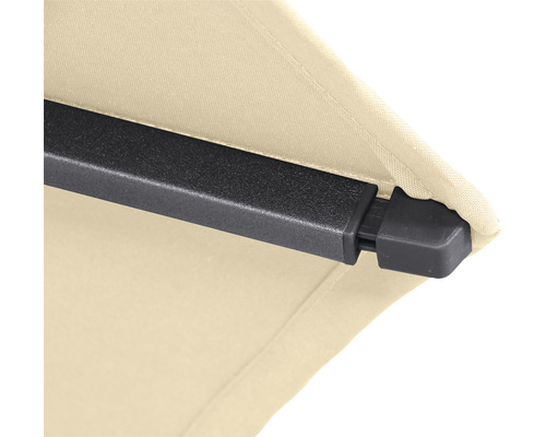 Detail einer Gelenkarmmarkise mit Gestell und Markisenstoff