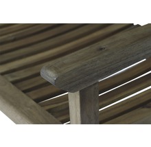 Detail einer Holzgartenbank mit Armlehne