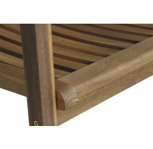 Detailansicht eines Holzmöbels mit Lamellenstruktur