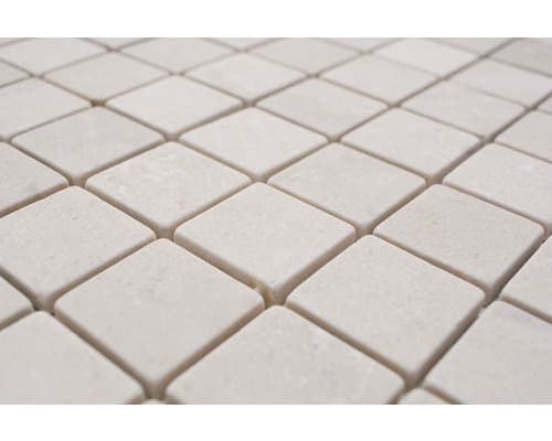 Nahaufnahme von quadratischen Mosaikfliesen aus Naturstein