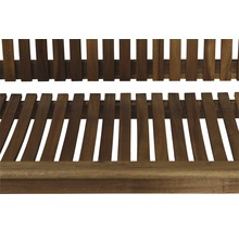 Vue détaillée d''un banc en bois avec motif à lattes