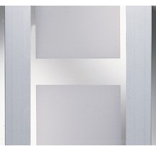 Vue détaillée d''une paroi de douche avec des éléments décoratifs rectangulaires