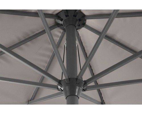 Unteransicht eines Sonnenschirms mit Metallgestell und Stoffbespannung