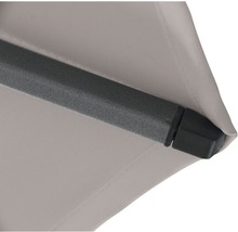 Detailansicht eines Sonnenschirms mit Metallgestell und Stoffbespannung