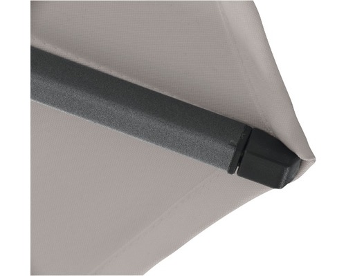 Detailansicht eines Sonnenschirms mit Metallgestell und Stoffbespannung