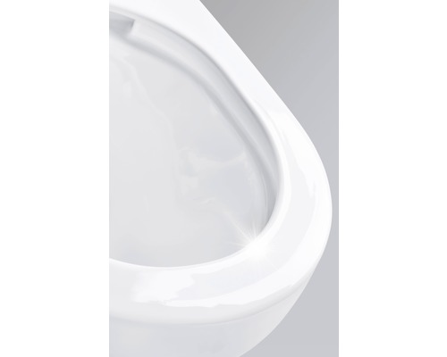 Gros plan d''un WC blanc en céramique sans bride