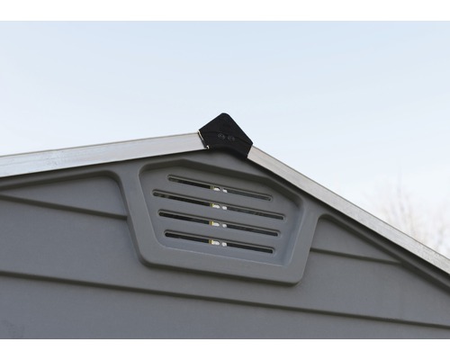 Detailansicht eines Gerätehauses mit Lüftungsgitter im Giebelbereich