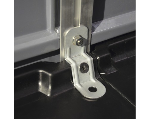 Detailaufnahme von Metallwinkel mit Schraube und Mutter