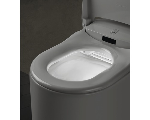 Gros plan de toilettes avec couvercle ouvert et éclairage intérieur.