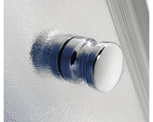 Detailaufnahme eines runden Türknaufs an einer Duschkabinentür aus Glas