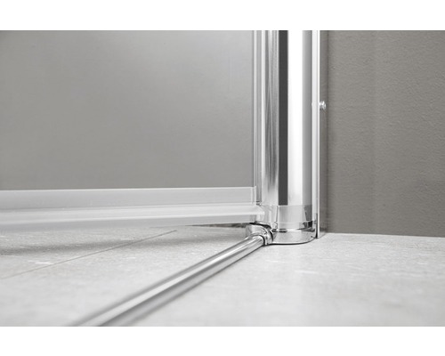 Detailansicht einer Duschkabine mit Chromgestell