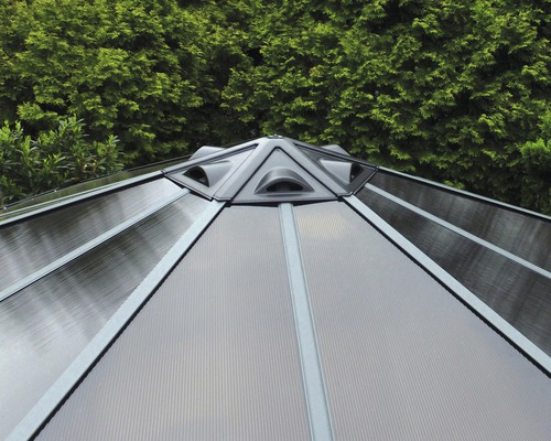 Vue détaillée du toit d''un pavillon avec plaques en polycarbonate