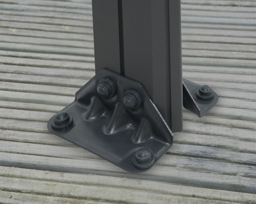 Élément de fixation pour une cabane de jardin sur un plancher en bois
