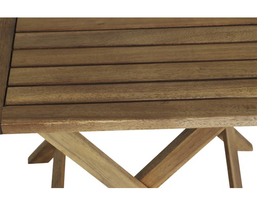 Vue détaillée d''une table de jardin en bois avec un piètement en forme de X