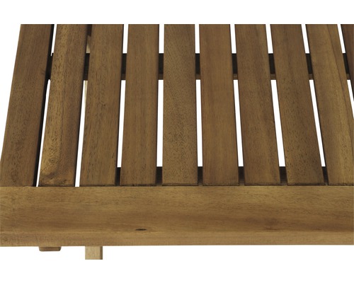 Vue détaillée d''un plateau de table de jardin en lattes de bois