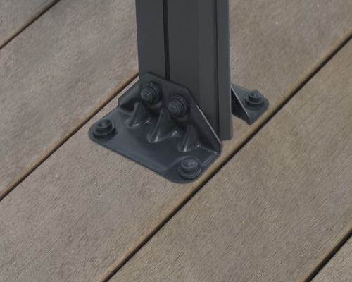 Fixation d''un pilier de pavillon sur une terrasse en bois