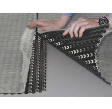 Natte de drainage avec structure à picots tenue par des mains