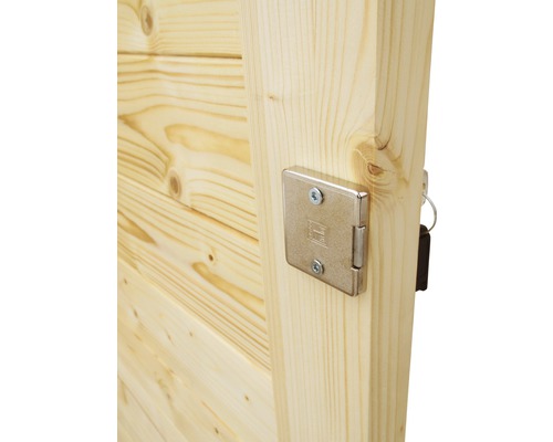 Detailansicht eines Holzschlosses an einer Holztür