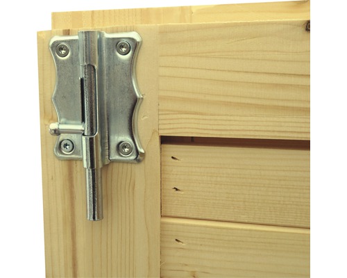 Detailansicht eines Holzschrankes mit Metallriegel