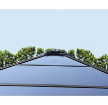 Gros plan du sommet du toit d''une cabane de jardin.