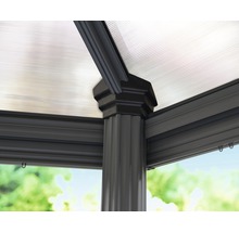 Gros plan d''un pavillon avec cadre en aluminium et toit en polycarbonate.