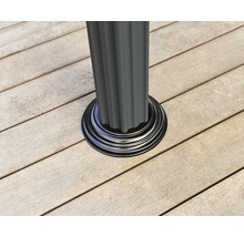Vue détaillée d''un pilier de pavillon avec pied sur une terrasse en bois