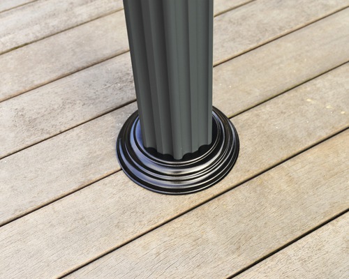 Vue détaillée d''un pilier de pavillon avec pied sur une terrasse en bois