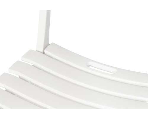 Vue détaillée d''un banc de jardin blanc avec structure à lattes