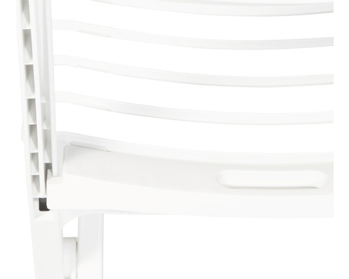 Gros plan d''une chaise de jardin en plastique blanc avec une structure à lamelles
