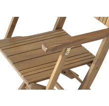 Detailansicht eines Holzgartenstuhls mit Armlehne