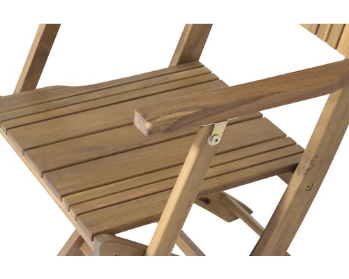 Detailansicht eines Holzgartenstuhls mit Armlehne