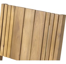 Detailansicht der Rückenlehne eines Holzstuhls mit Lamellendesign