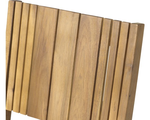 Detailansicht einer Gartenstuhl-Rückenlehne aus Holz