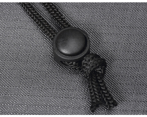 Cordon de serrage avec stoppeur sur un tissu