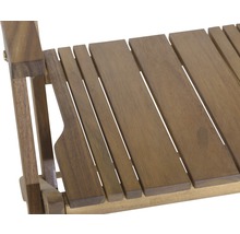 Detailansicht eines Holzstuhls mit Lattenrostsitzfläche