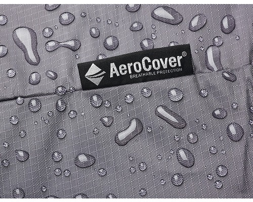 Gros plan d''une housse de protection hydrofuge AeroCover avec des gouttes d''eau et le logo du fabricant