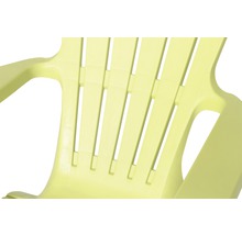 Gros plan d''une chaise de jardin en plastique