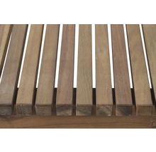 Vue détaillée d''un banc de jardin en lattes de bois