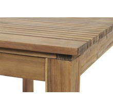 Vue détaillée d''une table de jardin en bois avec un motif à lattes.