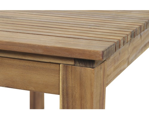 Vue détaillée d''une table de jardin en bois avec un motif à lattes.