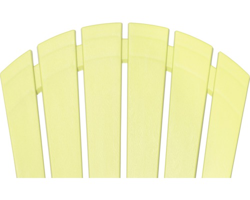 Vue détaillée du dossier d''une chaise Adirondack en lattes de plastique