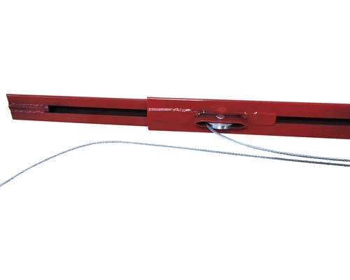 Vue détaillée d''un élévateur rouge avec câble en acier