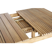 Vue détaillée d''une table de jardin extensible en bois