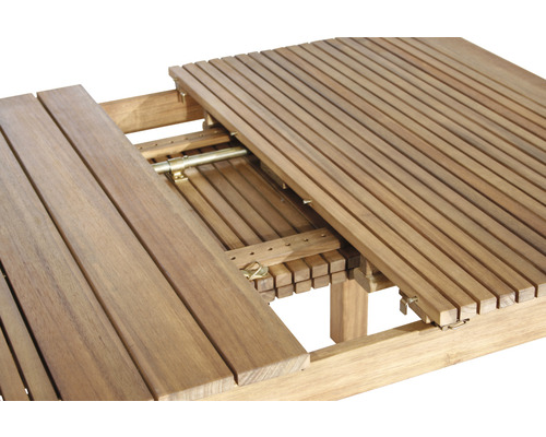 Vue détaillée d''une table de jardin extensible en bois