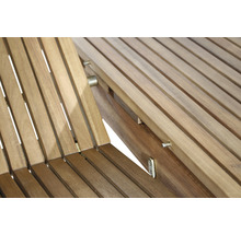 Vue détaillée d''une chaise longue de jardin avec des lattes en bois