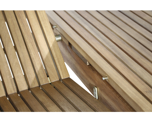 Vue détaillée d''une chaise longue de jardin avec des lattes en bois